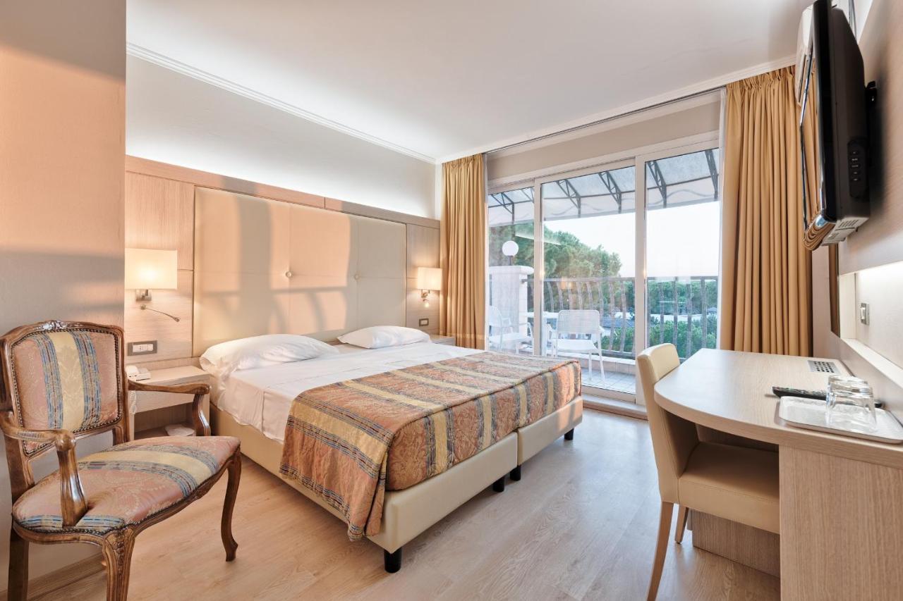 Hotel Croce Di Malta Lignano Sabbiadoro Buitenkant foto