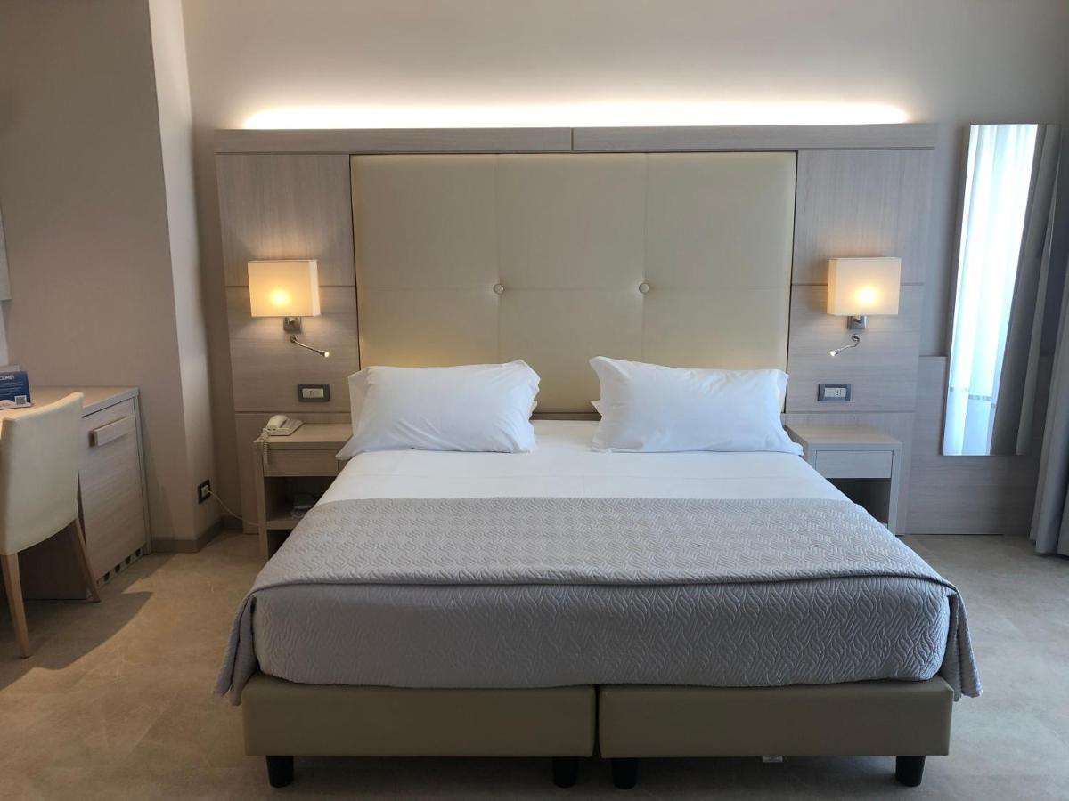 Hotel Croce Di Malta Lignano Sabbiadoro Buitenkant foto