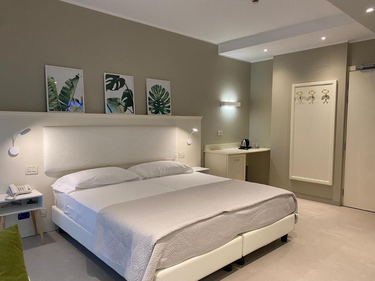 Hotel Croce Di Malta Lignano Sabbiadoro Buitenkant foto