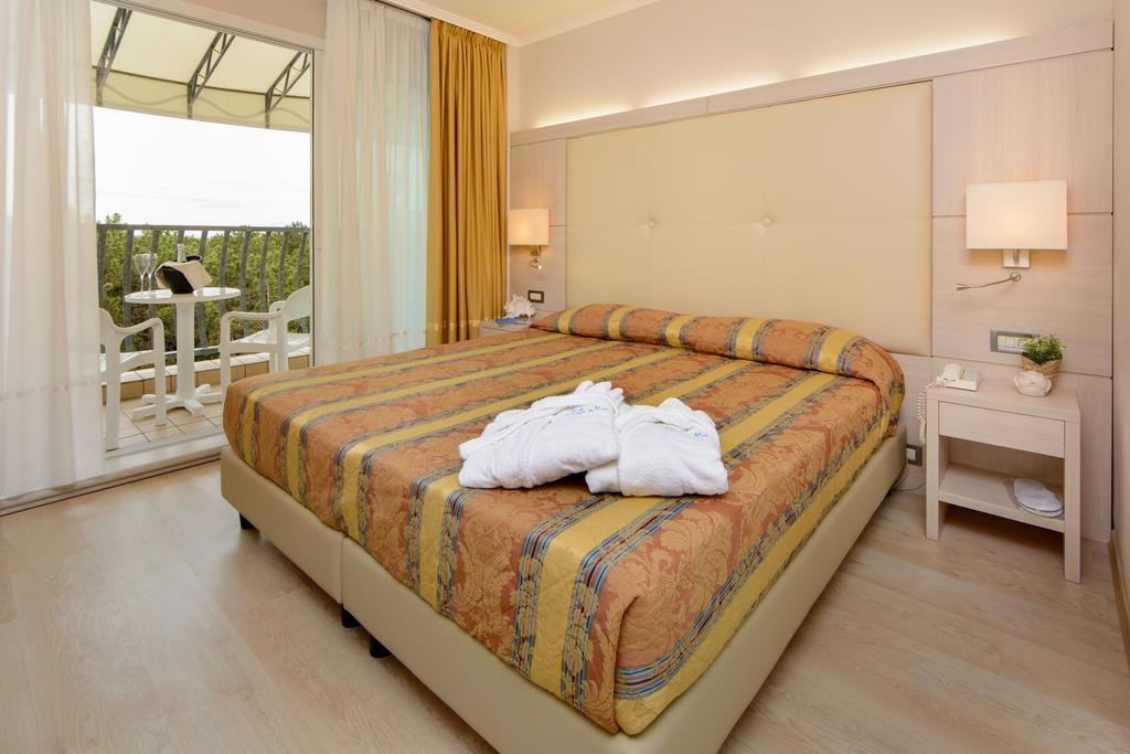 Hotel Croce Di Malta Lignano Sabbiadoro Buitenkant foto