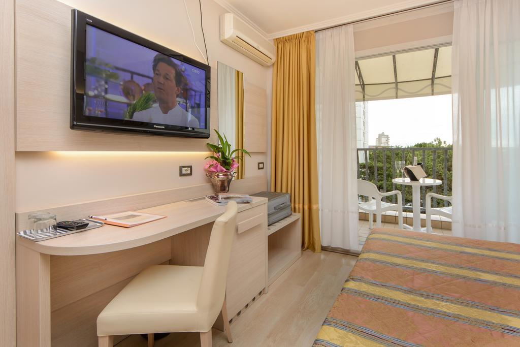 Hotel Croce Di Malta Lignano Sabbiadoro Buitenkant foto