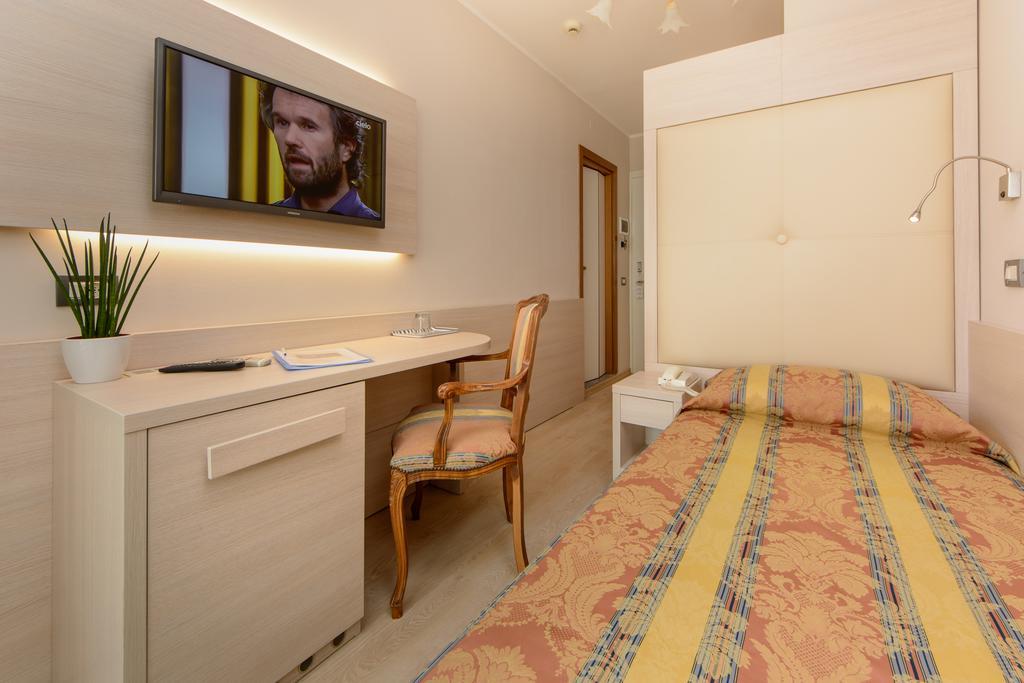 Hotel Croce Di Malta Lignano Sabbiadoro Buitenkant foto