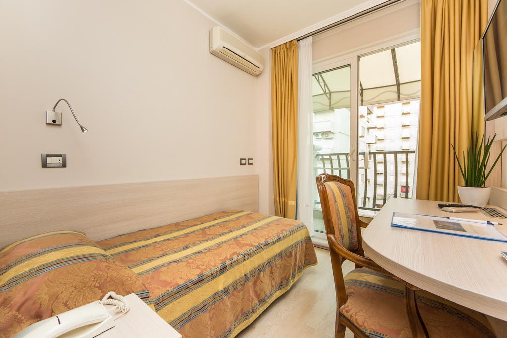 Hotel Croce Di Malta Lignano Sabbiadoro Buitenkant foto
