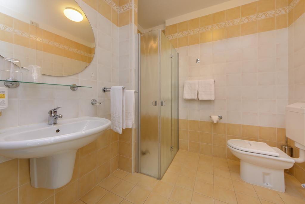 Hotel Croce Di Malta Lignano Sabbiadoro Buitenkant foto